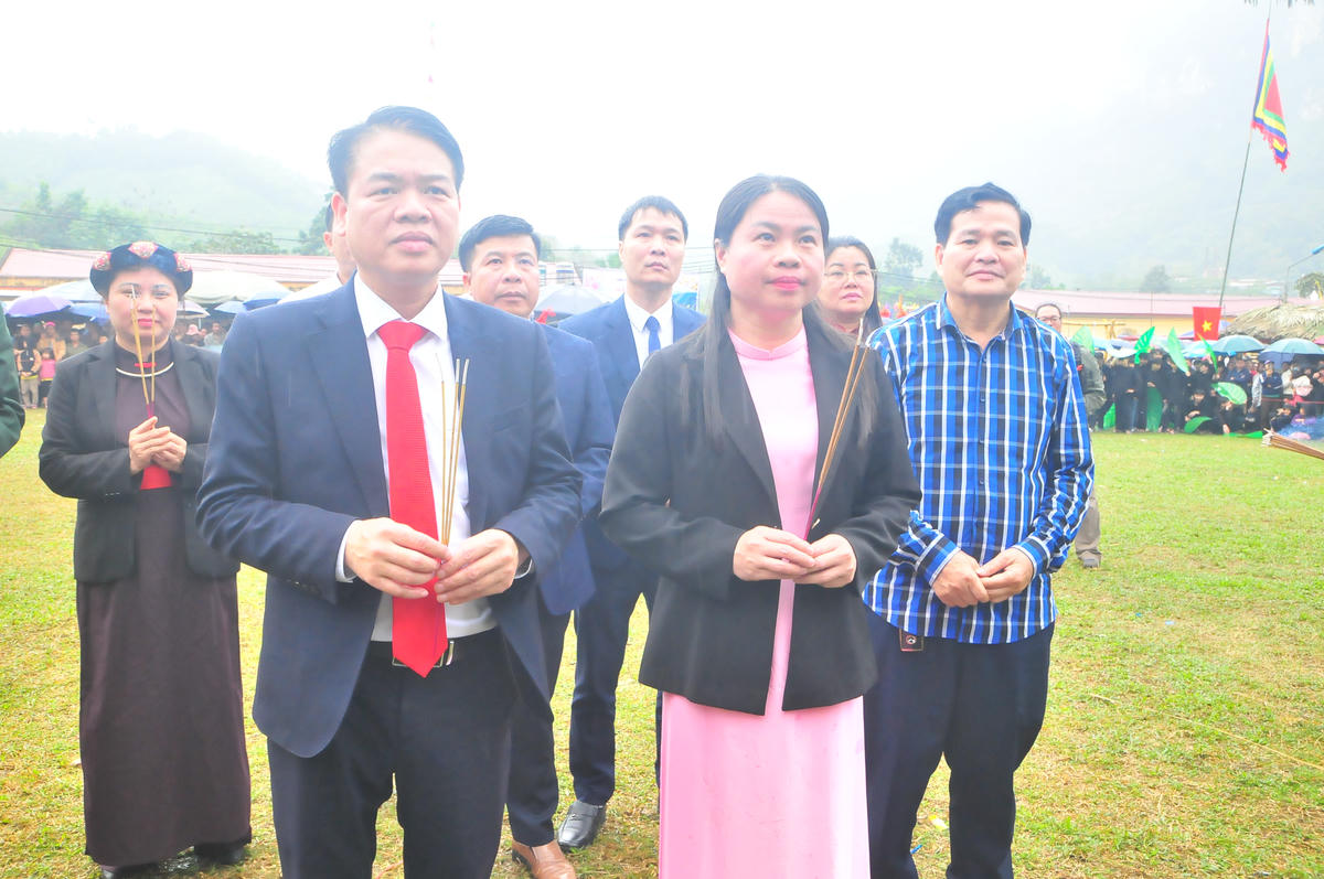 Lãnh đạo xã Bình An thực hiện nghi lễ dâng hương tại Lễ hội.&nbsp;Ảnh: Xuân Trường.