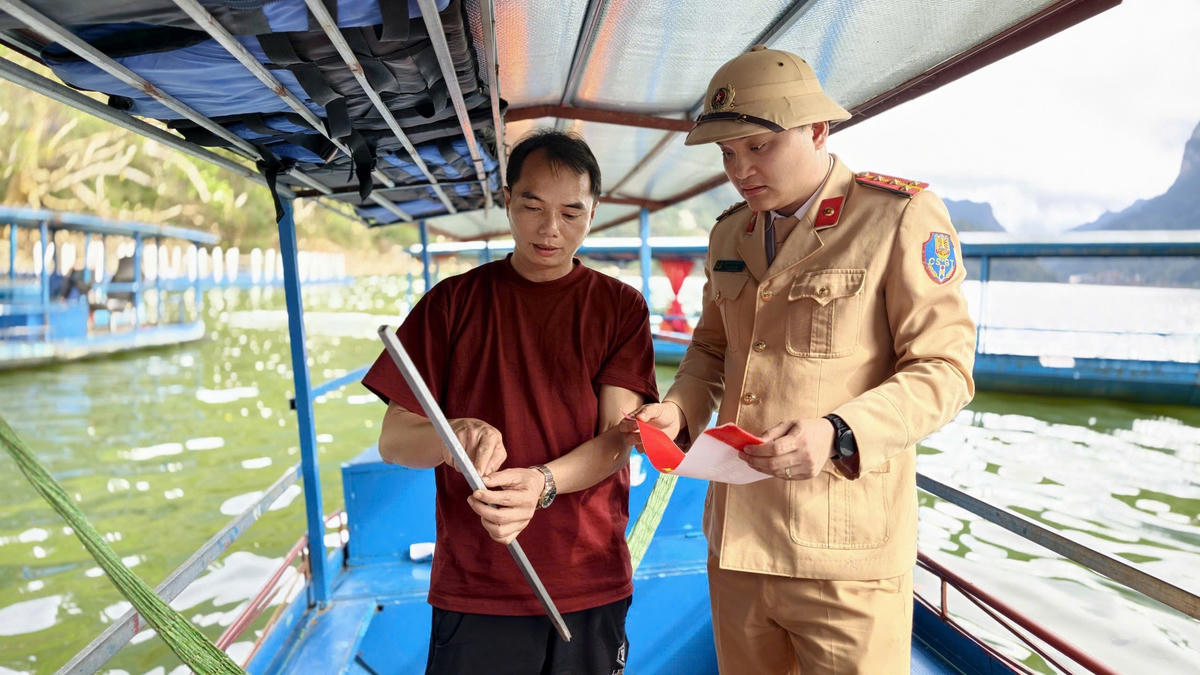 Cảnh sát giao thông kiểm tra an toàn phương tiện tham gia giao thông đường thủy trên hồ Ba Bể. Ảnh: Công an Thái Nguyên.