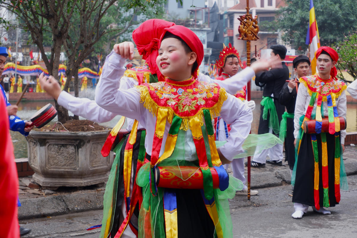 Hội làng Triều Khúc bắt nguồn từ tích kể lại khi Bố Cái Đại Vương Phùng Hưng khởi nghĩa đánh đuổi giặc Đường. Mỗi khi thắng trận, để ăn mừng chiến thắng và khích lệ tinh thần của nghĩa quân, ông cho trai tráng là binh sĩ đóng giả gái đeo trống nhỏ để múa hát.&nbsp;