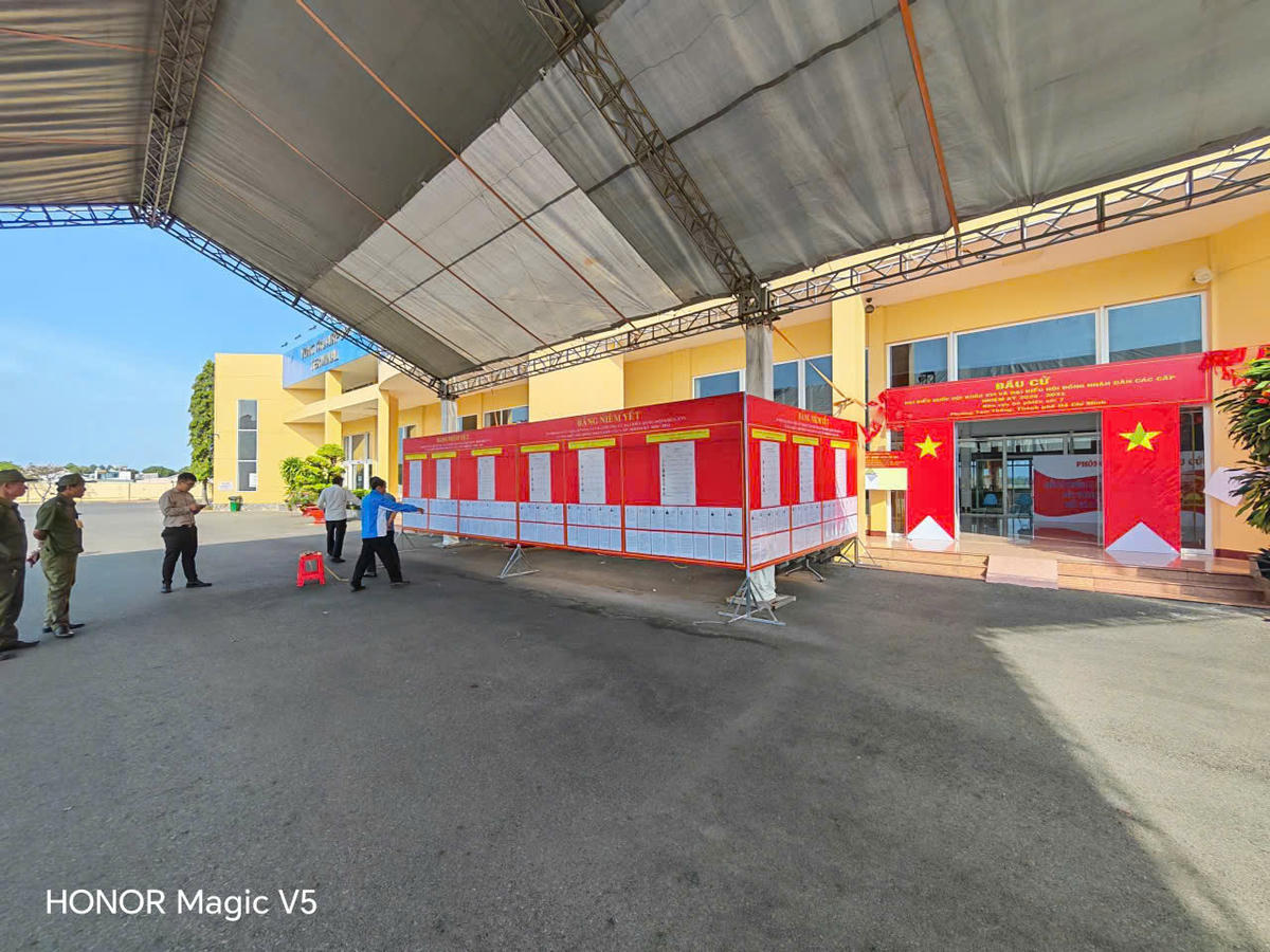 Các tài liệu và khu vực cung cấp thông tin bầu cử đã sẵn sàng cho ngày hội non sông. Ảnh: Mạnh Cường.