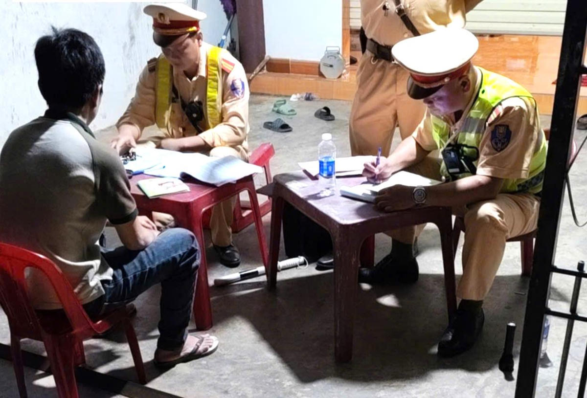 Lực lượng CSGT, Công an tỉnh Quảng Ngãi xử phạt tài xế khách chở người quá quy định. Ảnh: CV.