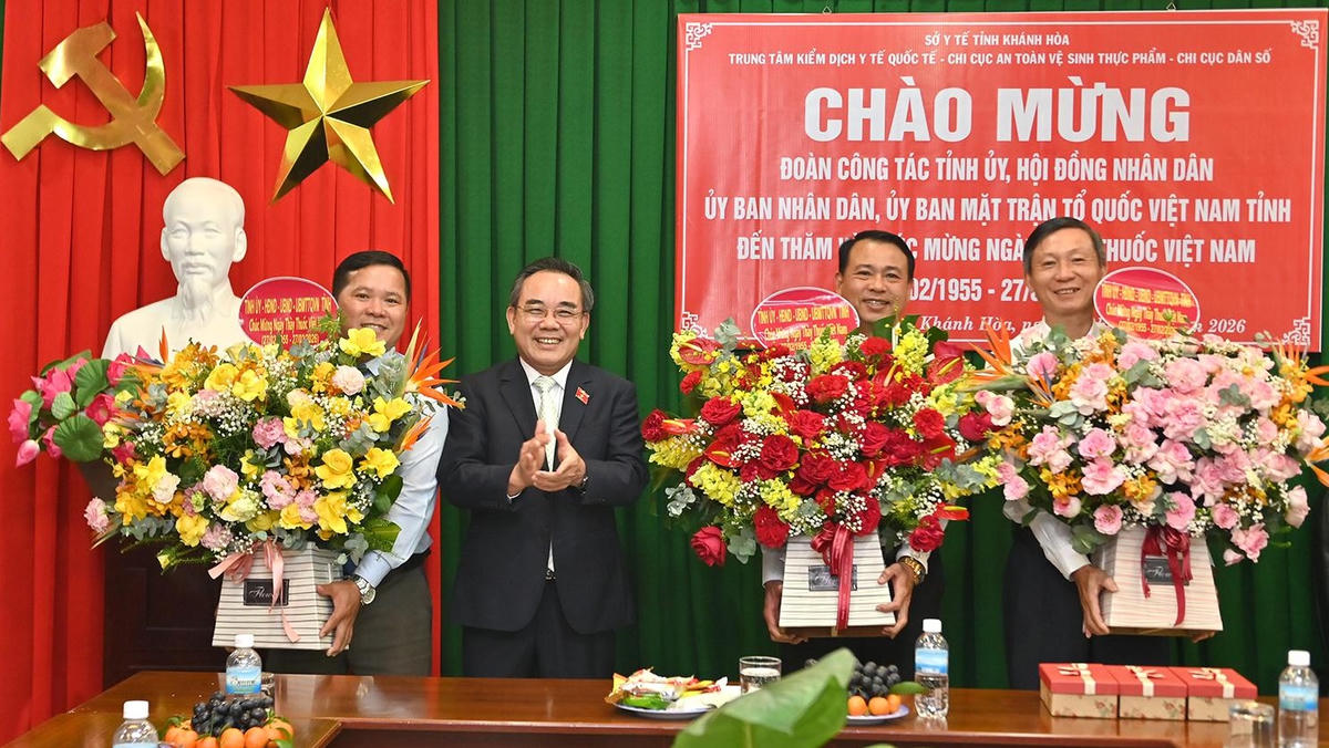 
Ông Lê Hữu Trí, Phó Trưởng đoàn chuyên trách phụ trách Đoàn Đại biểu Quốc hội tỉnh Khánh Hòa tặng hoa chúc mừng cho đại diện 3 đơn vị. Ảnh X.H

