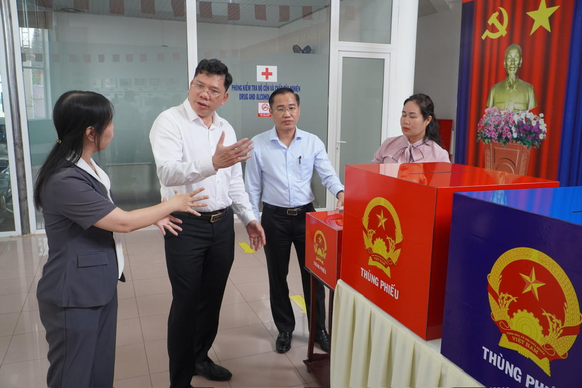 Ông Hoàng Nguyên Dinh kiểm tra tại điểm bỏ phiếu sân bay Vũng Tàu. Ảnh: Mạnh Cường