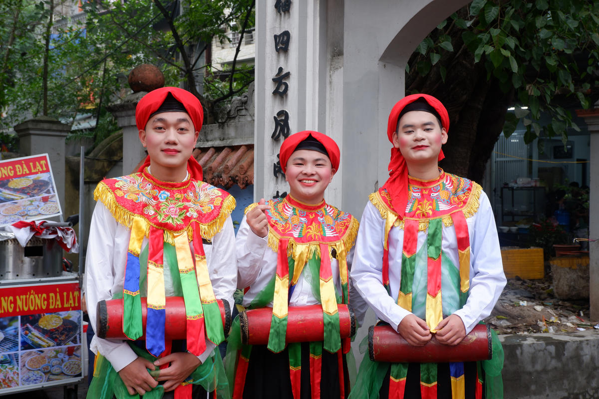 Những trai làng giả gái, trang điểm má phấn môi son cho điệu múa đặc biệt.&nbsp;