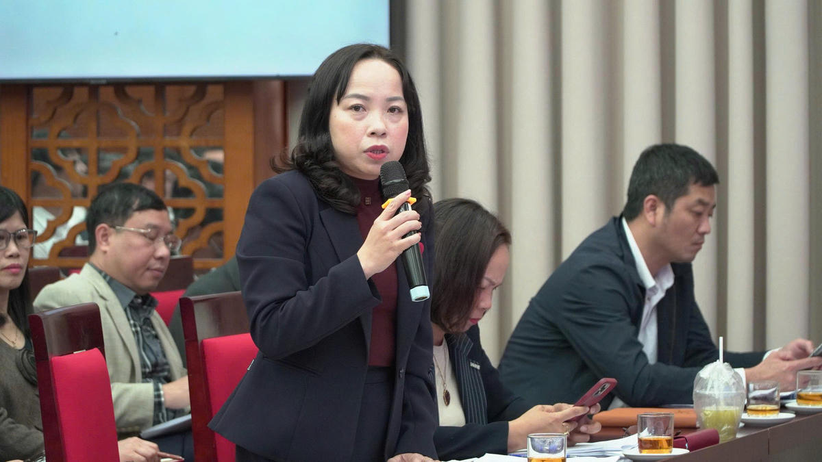 Bà Nguyễn Hiền Phương, Chủ tịch Ủy ban MTTQ Việt Nam phường Hai Bà Trưng trao đổi, thảo luận tại hội nghị. Ảnh: PV