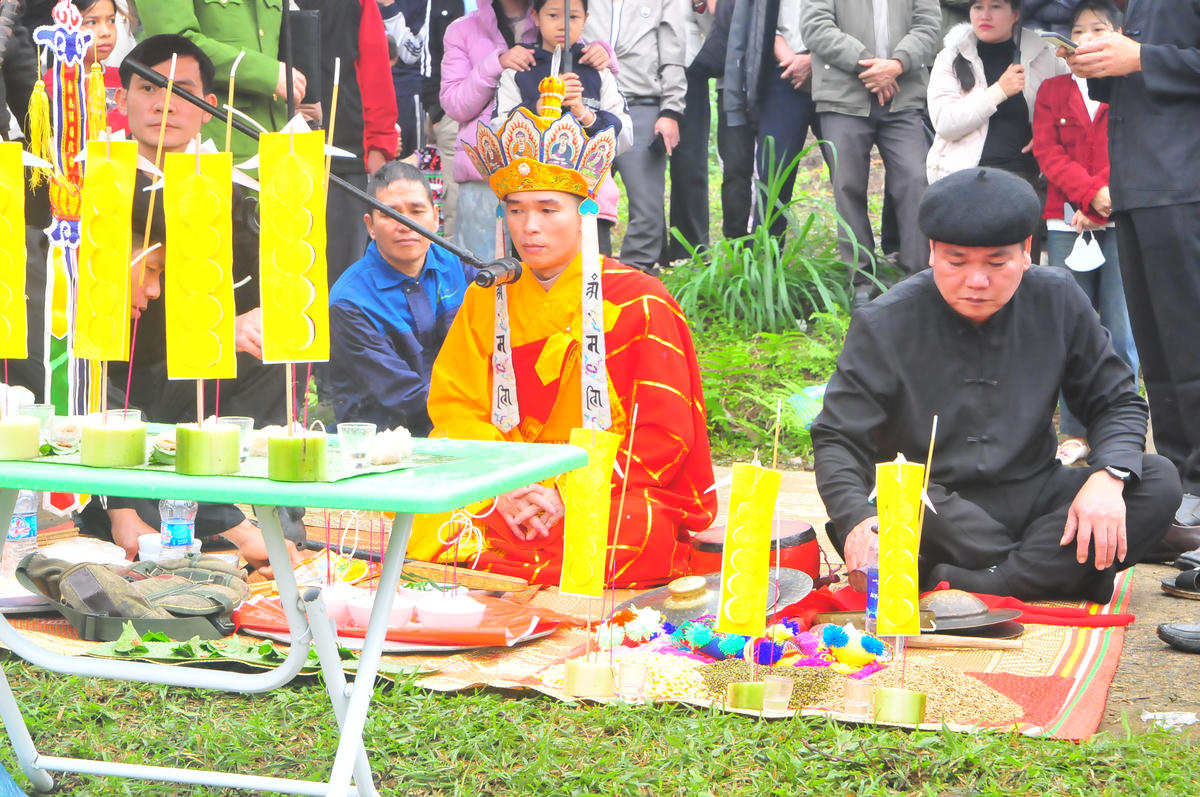 Thầy cúng thực hiện nghi lễ quan trọng nhất của Lễ hội với các hạt mầm dâng lên các bậc thần linh. Ảnh: Xuân Trường.