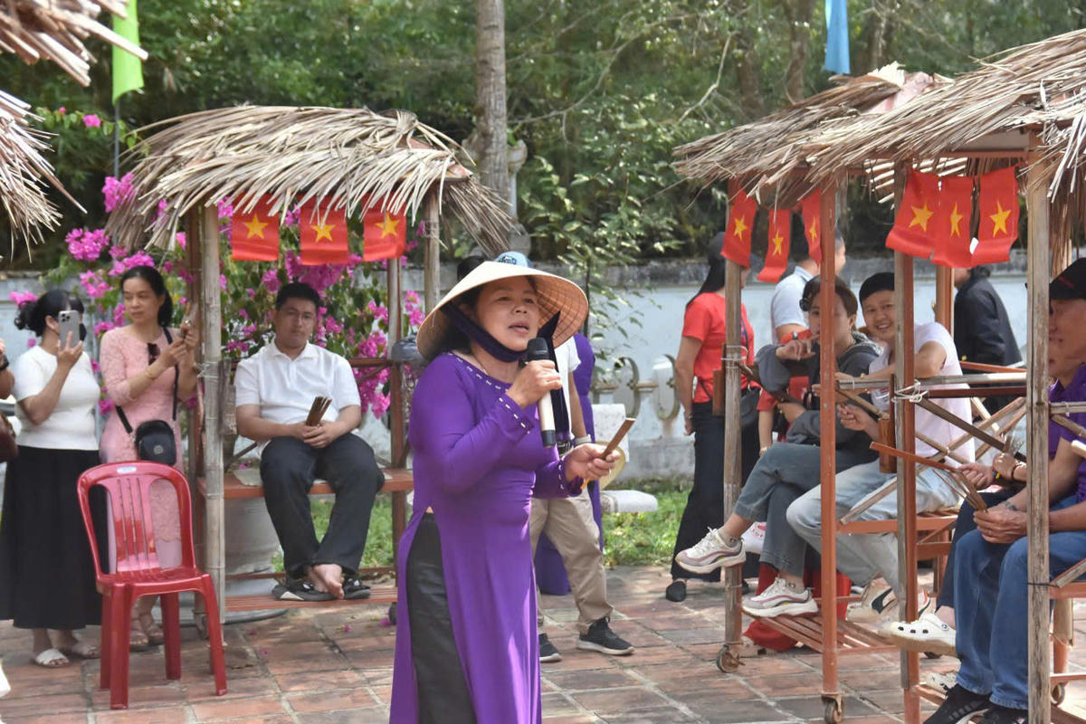 Tại lễ hội người dân và du khách tham gia và trải nghiệm các trò chơi dân gian. Ảnh: N.D.