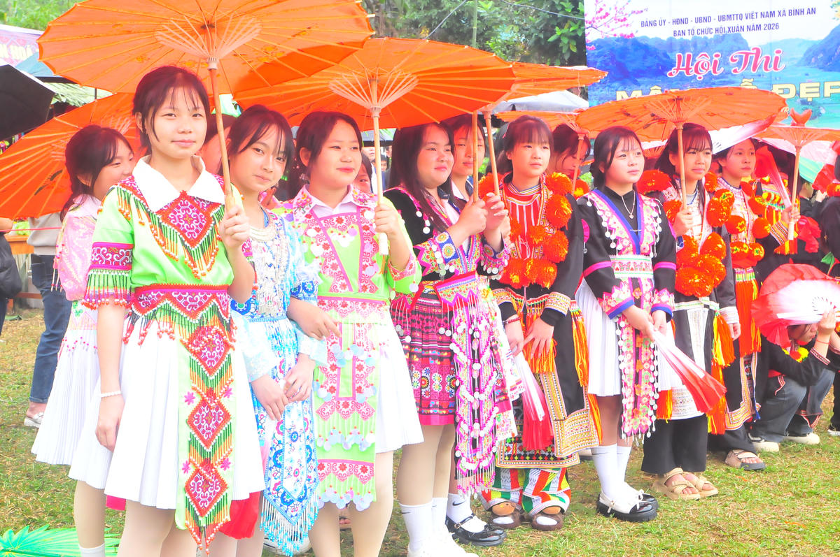 Trang phục sặc sỡ, gương mặt tươi tắn của các em nhỏ làm sắc xuân Lễ hội thêm tươi thắm hơn.&nbsp;Ảnh: Xuân Trường.