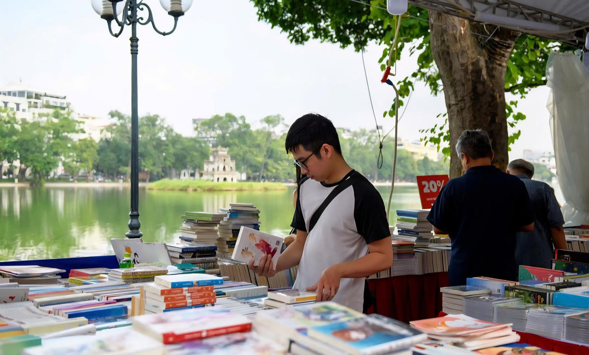 Khách tham quan Hội chợ sách Hà Nội lần thứ X tại không gian Hồ Gươm (ảnh TL)&nbsp;