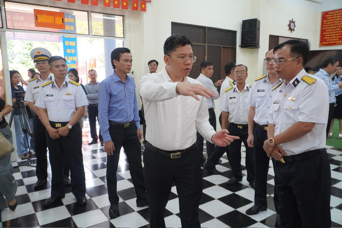 Ông Hoàng Nguyên Dinh đang trao đổi với&nbsp;các đơn vị thuộc Quân chủng Hải quân, Bộ Tư lệnh Vùng Cảnh sát biển 3 về quy trình bầu cử. Ảnh: Mạnh Cường