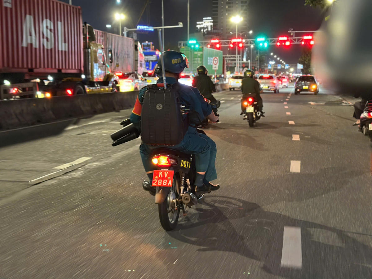 Lực lượng Bộ CHQS TP Đà Nẵng tuần tra trên các tuyến đường để ngặn chặn UAV bay trái phép. Ảnh: CV.