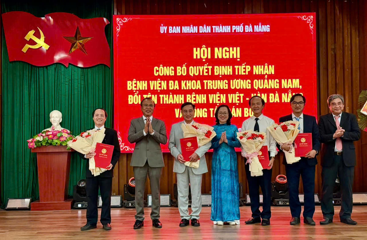 Công bố quyết định tiếp nhận Bệnh viện Đa khoa Trung ương Quảng Nam trực thuộc Bộ Y tế và đổi tên thành Bệnh viện Việt-Hàn Đà Nẵng. Ảnh: Tấn Thành.