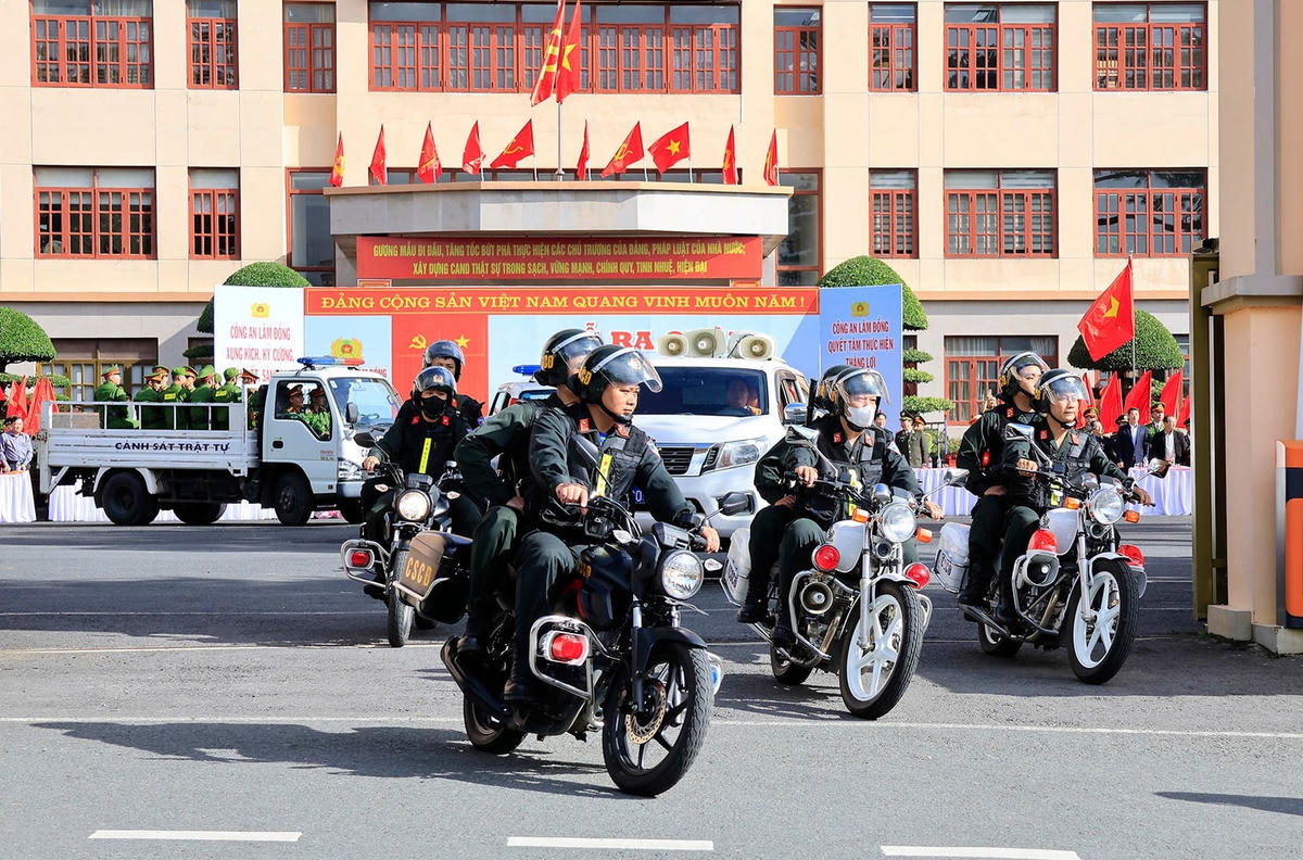 Cán bộ chiến sĩ Công an tỉnh Lâm Đồng xuất quân, diễu hành,  Lễ ra quân thực hiện đợt cao điểm tấn công, trấn áp tội phạm, đảm bảo an ninh trật tự. Ảnh T.T
