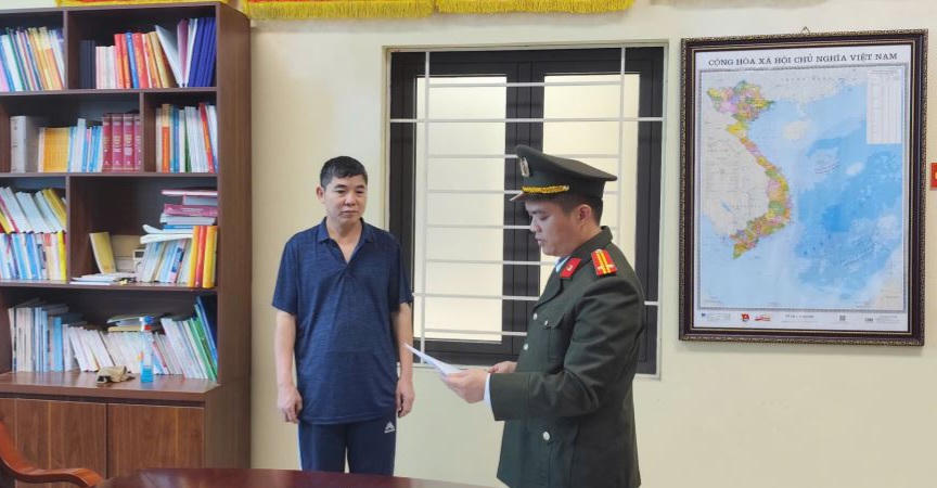 Đối tượng Lục Văn Hương tại Cơ quan điều tra. Ảnh: Công an tỉnh Phú Thọ.