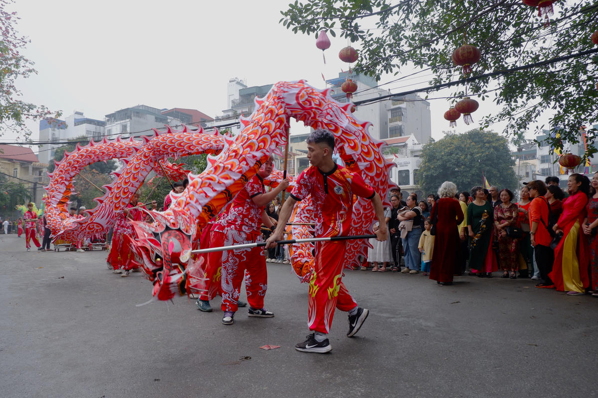 Đội múa rồng bắt đầu lễ rước trong tiếng trống chiêng rộn rã.&nbsp;Các thanh niên khỏe nhất trong làng đều được triệu tập tham gia.