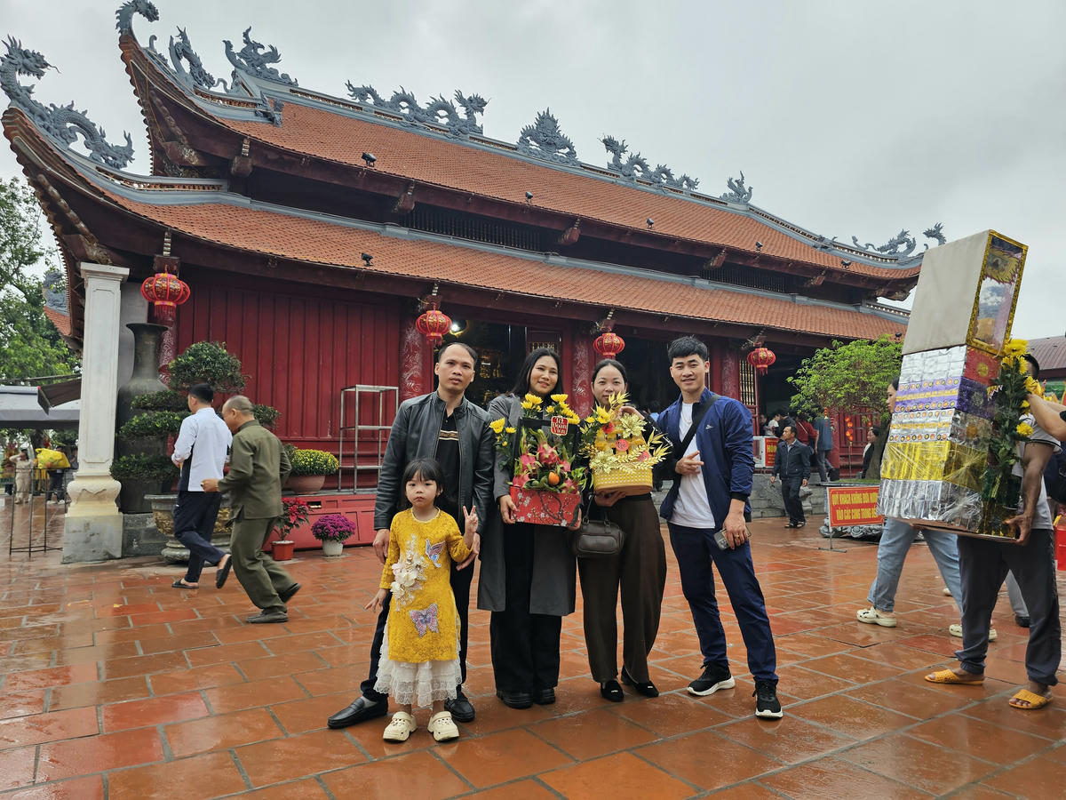 Anh Quách Văn Điệp, 29 tuổi, ở Bắc Ninh cùng người thân chụp ảnh lưu lại kỷ niệm tại đền ông Hoàng Mười. "Đầu năm đến đền tham quan, thắp hương, chiêm bái, để cầu cho bản thân và gia đình một năm Bính Ngọ 2026 thật nhiều sức khỏe, bình an và gặp nhiều may mắn", anh Điệp bày tỏ. Ảnh: Quốc Thanh&nbsp;&nbsp;