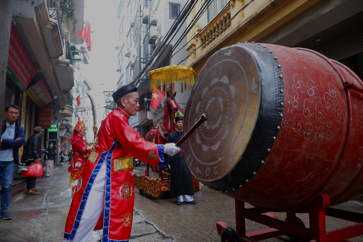 Cụ ông gióng hồi trống, báo hiệu bắt đầu lễ trước.&nbsp;