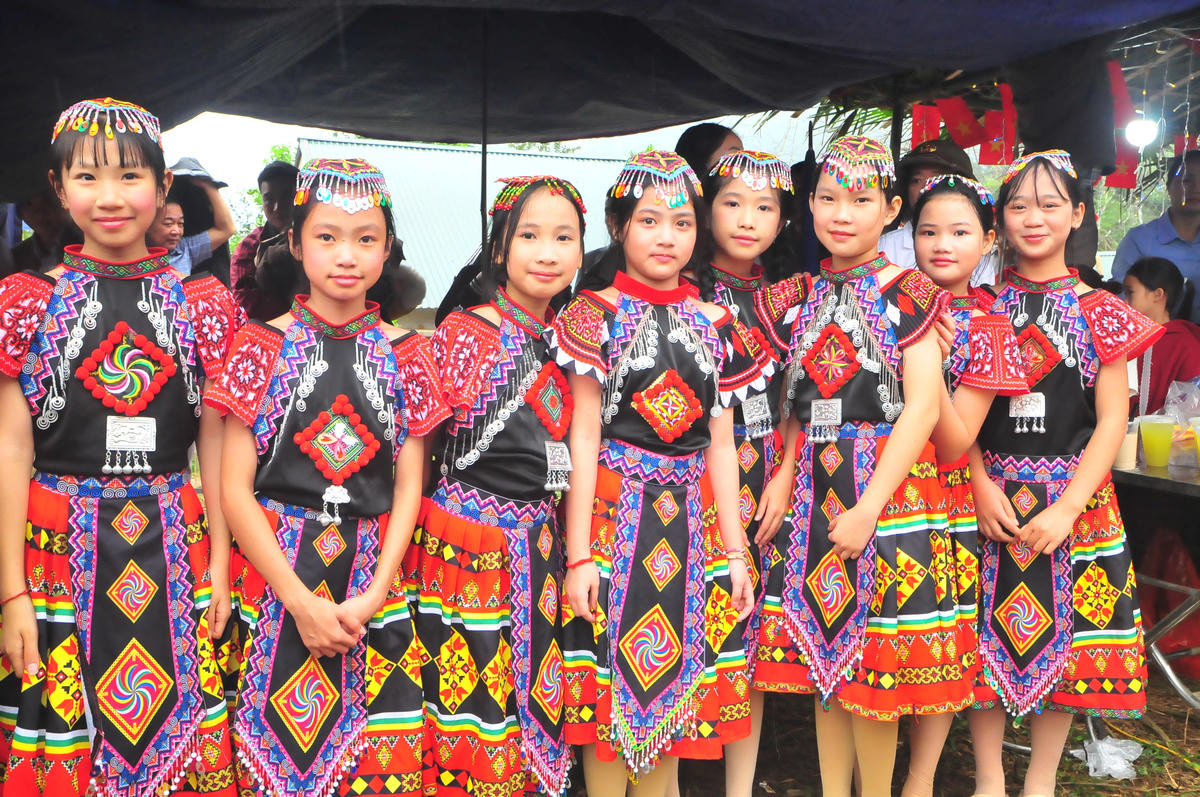 Học sinh trường Tiểu học với trang phục đặc sắc, rạng ngời tham gia Lễ hội.&nbsp;Ảnh: Xuân Trường.