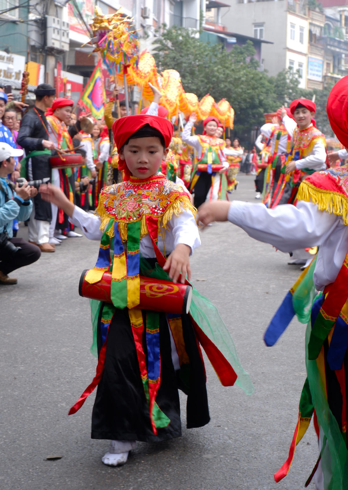 Những người tham gia múa bồng có độ tuổi đa dạng, thậm chí có những em nhỏ chỉ mới 6 - 7 tuổi.