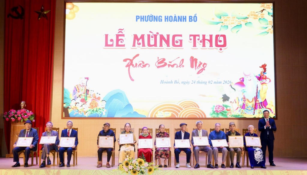 Phường Hoành Bồ tổ chức mừng thọ cho 362 người cao tuổi trên địa bàn phường.&nbsp;