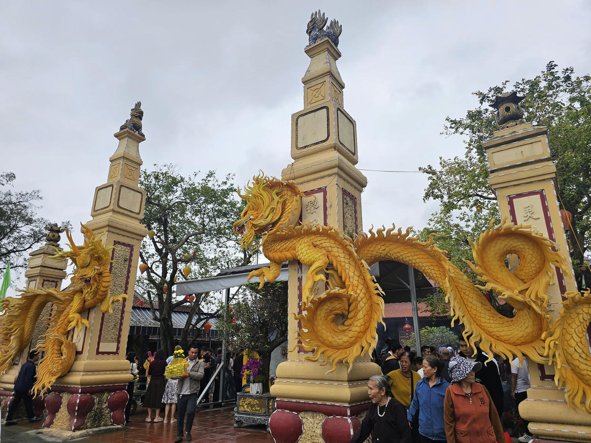 Đền Ông Hoàng Mười không chỉ là nơi thờ cúng mà còn là điểm du lịch tâm linh hấp dẫn đối với nhiều du khách. Ảnh: Quốc Thanh