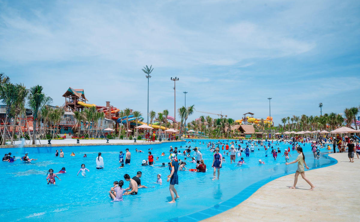 Công viên nước Vũng Tàu mới mở cửa thu hút đông khách du lịch vào dịp Tết Nguyên Đán này.