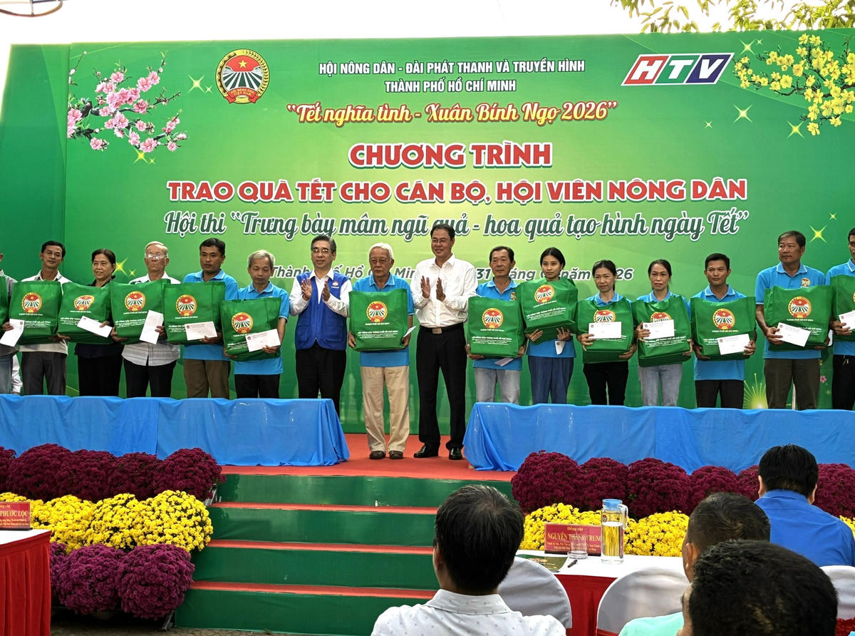 Lãnh đạo thành phố và lãnh đạo Hội Nông dân thành phố trao quà cho các hội viên tại Ngày hội. Ảnh: QĐ.