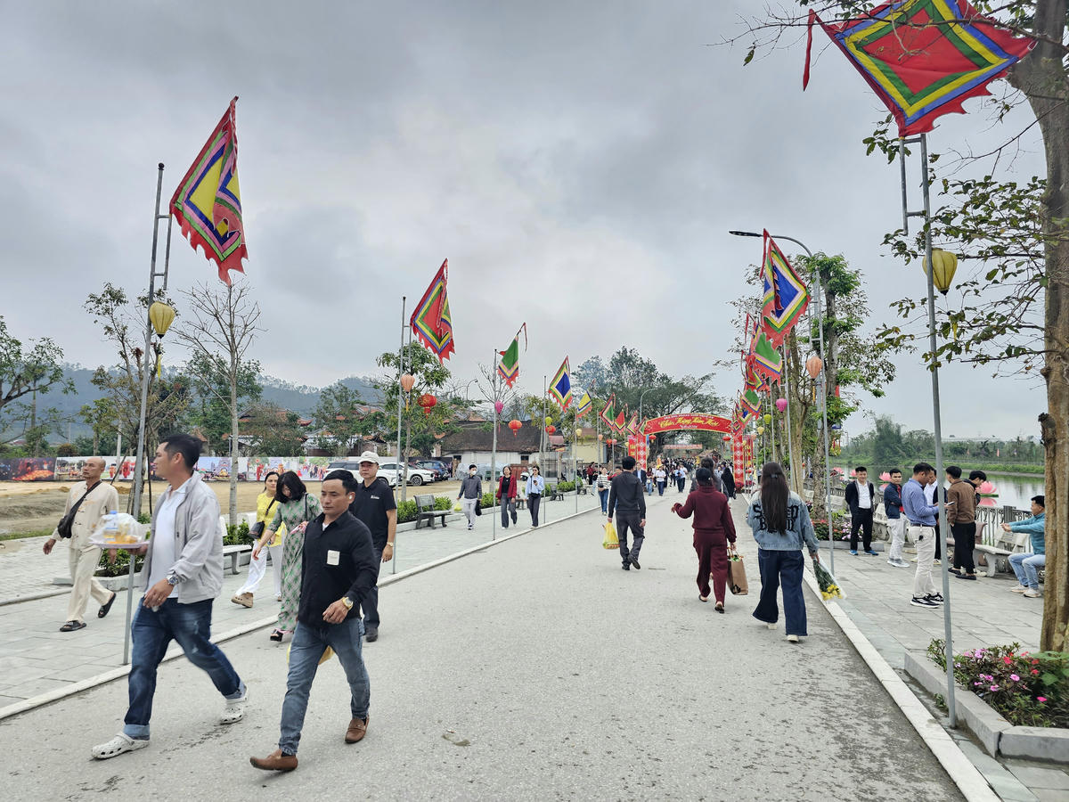 Nằm bên dòng Lam đoạn qua địa phận xã Hưng Nguyên, đền ông Hoàng Mười từ lâu được xem là một trong sáu ngôi đền linh thiêng bậc nhất Nghệ An.&nbsp;Ngôi đền cũng là một địa điểm hấp dẫn để mọi người có thể khám phá những nét văn hóa đặc sặc gắn với tín ngưỡng thờ Mẫu - một di sản văn hóa phi vật thể của nhân loại đã được UNESCO công nhận. Năm 2002, đền ông Hoàng Mười được tỉnh Nghệ An xếp hạng Di tích lịch sử văn hóa. Năm 2019, lễ hội Đền Hoàng Mười được công nhận là di sản văn hóa phi vật thể Quốc gia. Ảnh: Quốc Thanh