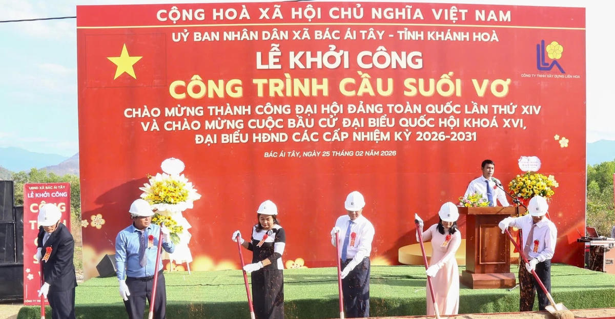 
Thực hiện nghi thức động thổ khởi công xây dựng công trình cầu Suối Vơ, thôn Ma Ty, xã Bác Ái Tây. Ảnh X.H
