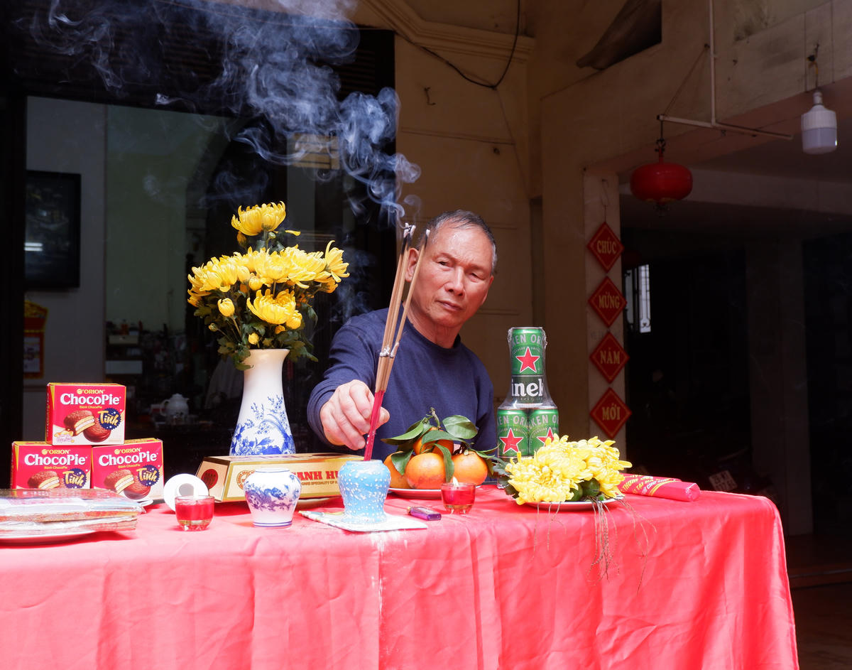 Người dân chuẩn bị lễ lạt trước cửa nhà để lễ Thánh khi đoàn rước đi qua.&nbsp;