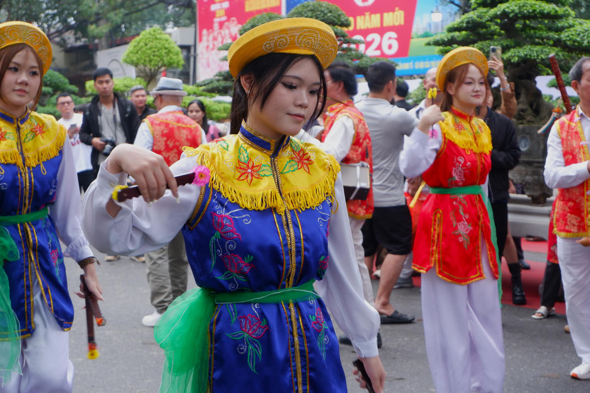 Trong khi các nam thanh giả gái múa “Con đĩ đánh bồng”, thì các nữ tú sẽ đi cuối đoàn rước, múa sênh tiền, dẫn kiệu của Thánh vào đình Làng. 