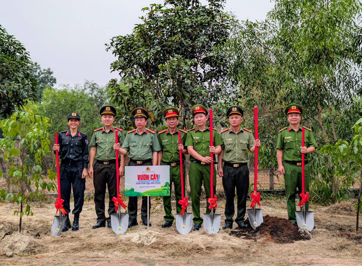 Cán bộ, chiến sĩ Công an TP Hồ Chí Minh tham gia hoạt động Tết trồng cây. Ảnh: TL