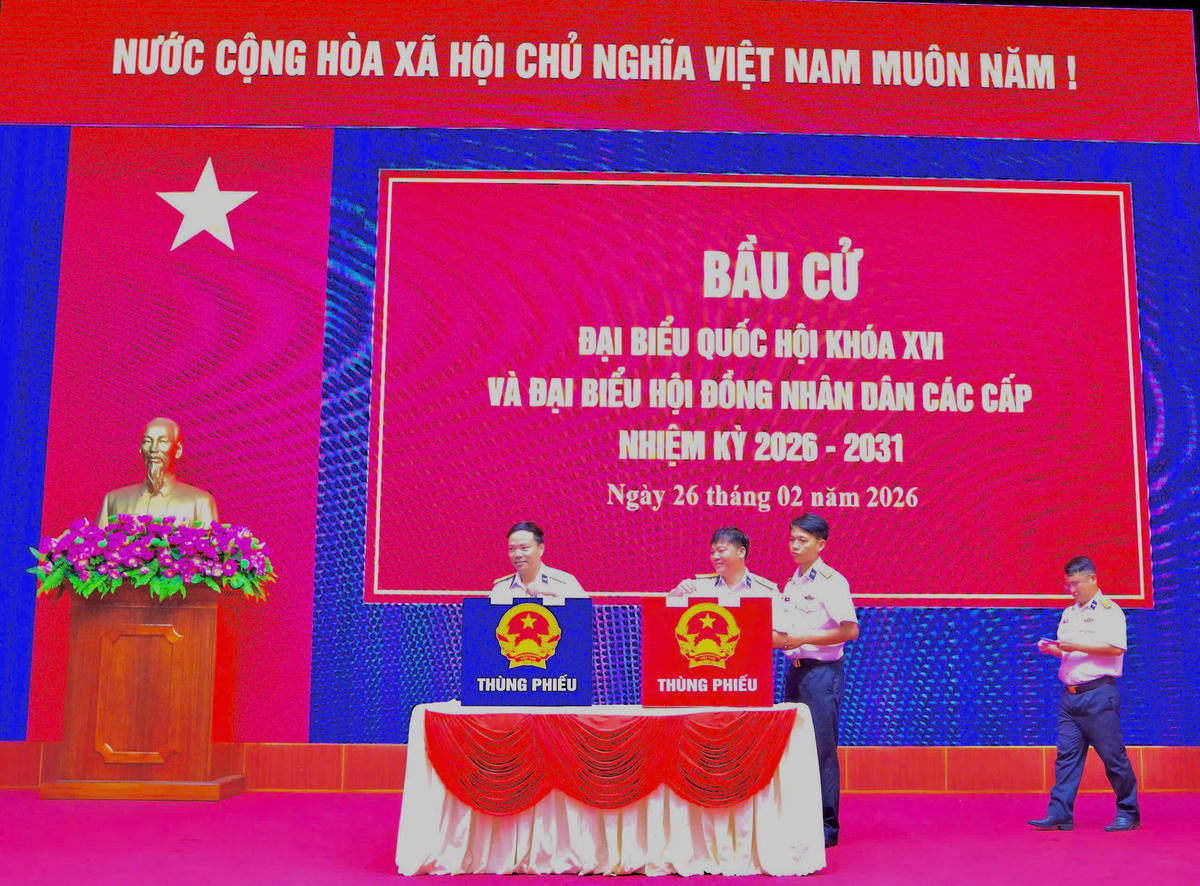 TP Hồ Chí Minh: Hơn 400 cán bộ, chiến sĩ Hải quân tham gia bầu cử sớm trên biển