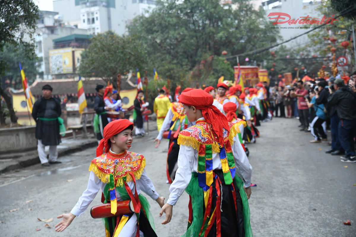 Chính bởi những giá trị văn hóa và lớp nghĩa tâm linh sâu sắc, điệu múa “Con đĩ đánh bồng” vẫn được cộng đồng gìn giữ và duy trì đến ngày nay, trở thành điểm nhấn đặc sắc trong lễ hội truyền thống của làng Triều Khúc.Ảnh: Phạm Sỹ.
