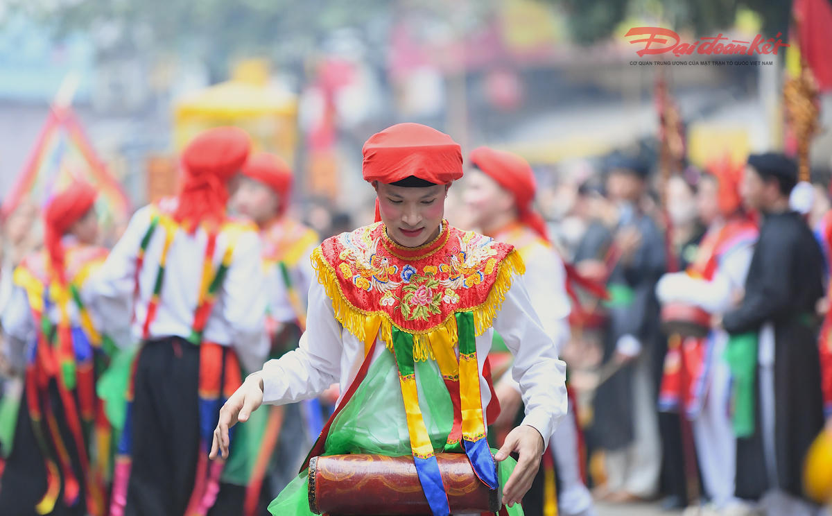 Người múa đeo trước bụng một chiếc trống nhỏ gọi là “bồng”, vừa nhún nhảy vừa vỗ nhịp theo tiếng trống. Ảnh: Phạm Sỹ.