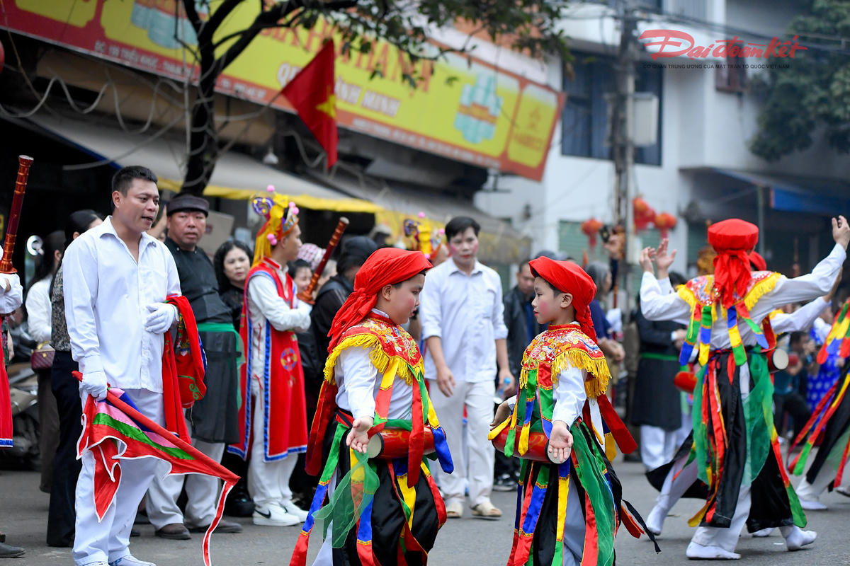 Bên cạnh những điệu múa uyển chuyển, thuần thục của những “con đĩ” trưởng thành, thì những điệu múa của các thành viên nhỏ tuổi cũng thu hút được sự thích thú của người dân và du khách. Ảnh: Phạm Sỹ.


