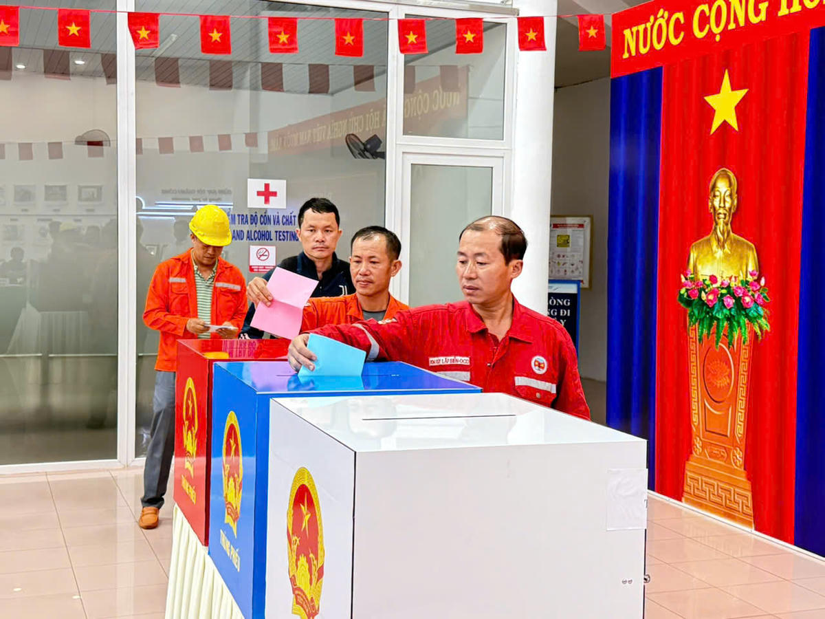 Cử tri tham gia bỏ phiếu sớm đại biểu Quốc hội và đại biểu HĐND các cấp. Ảnh: Mạnh Cường