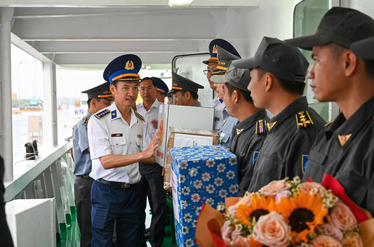 Đại tá Lê Văn Tú và các thành viên trong ban chỉ đạo tại khu vực bỏ phiếu số 10, phường Phước Thắng (TP Hồ Chí Minh). Ảnh: Đức Định.