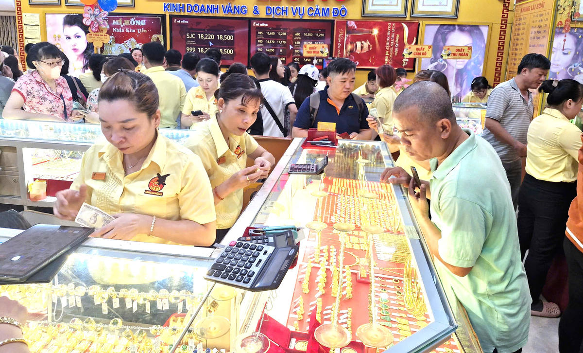 Nhiều người dân đi mua vàng cầu may từ sáng sớm. Ảnh: S.X