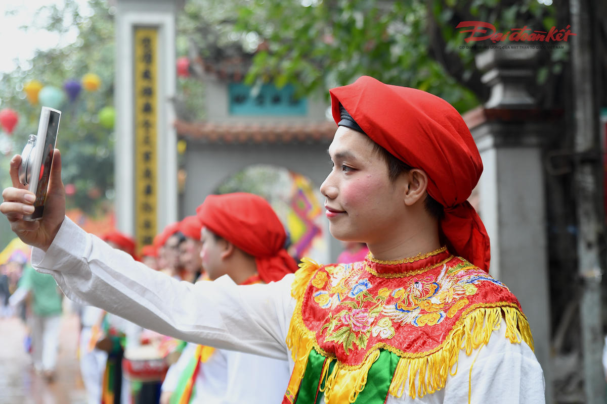 Để có màn trình diễn trang trọng tưởng nhớ công đức Thành Hoàng làng, ôn lại chiến thắng của nghĩa quân và nhắc nhớ khí phách cha ông, các chàng trai trong đội múa phải chuẩn bị từ rất sớm. Ảnh: Phạm Sỹ.
