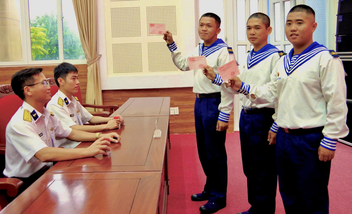 TP Hồ Chí Minh: Hơn 400 cán bộ, chiến sĩ Hải quân tham gia bầu cử sớm trên biển