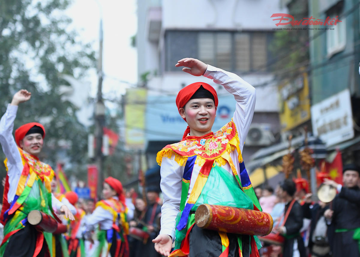 Điều làm nên sức hấp dẫn riêng có của điệu múa này chính là sự kết hợp giữa yếu tố dân gian, tín ngưỡng và nghệ thuật trình diễn độc đáo. Ảnh: Phạm Sỹ.