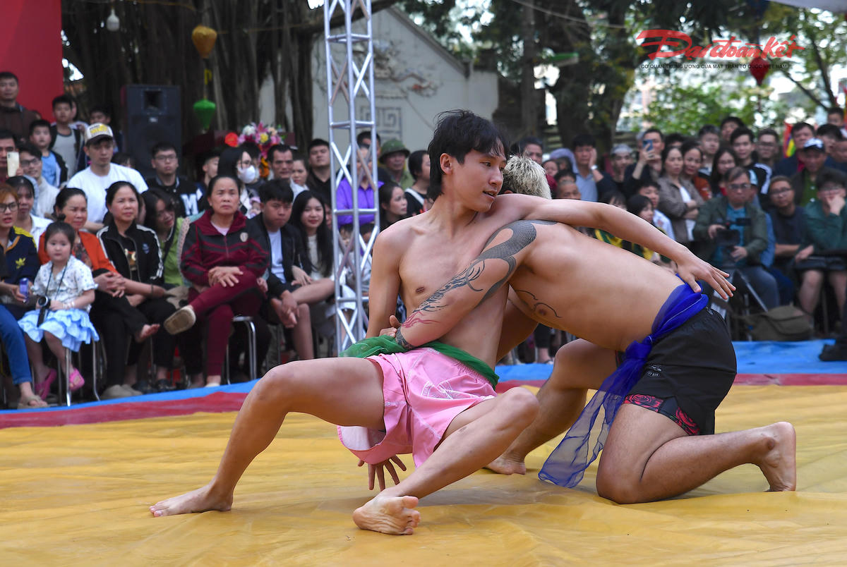 Hai đô vật khóa chặt thế ghì giữa tiếng trống thúc giục, tạo nên những khoảnh khắc nghẹt thở trên thảm đấu. Ảnh: Phạm Sỹ.