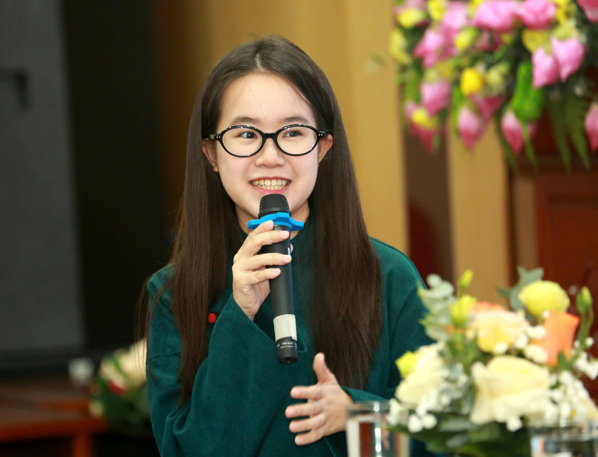 Sinh viên Lương Nhật Linh chia sẻ tại chương trình. Ảnh: ĐT