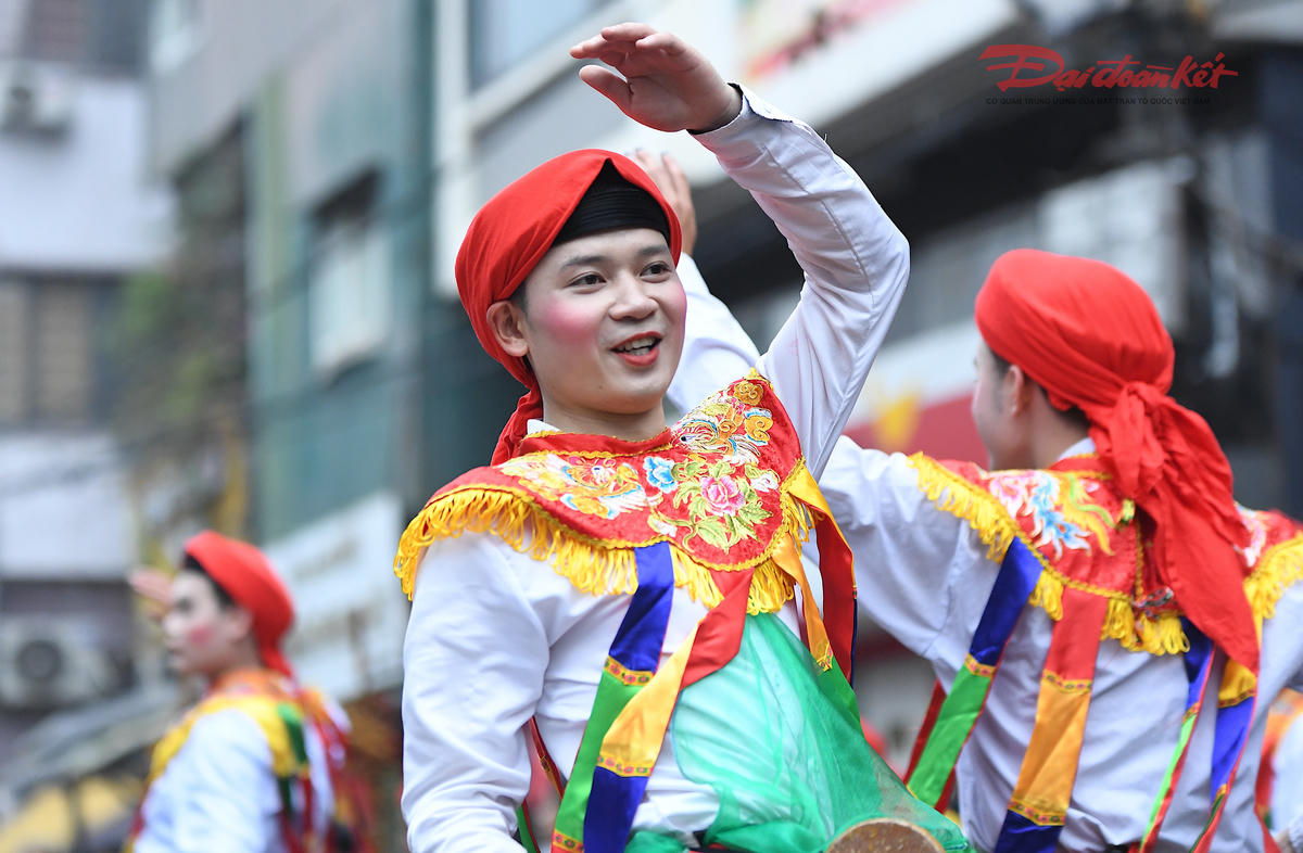 Đây là điệu múa độc đáo do các chàng trai hóa trang thành gái, say sưa trong từng nhịp trống bồng, uyển chuyển và nhịp nhàng trong không gian của ngôi làng cổ ven đô xưa. Ảnh: Phạm Sỹ.