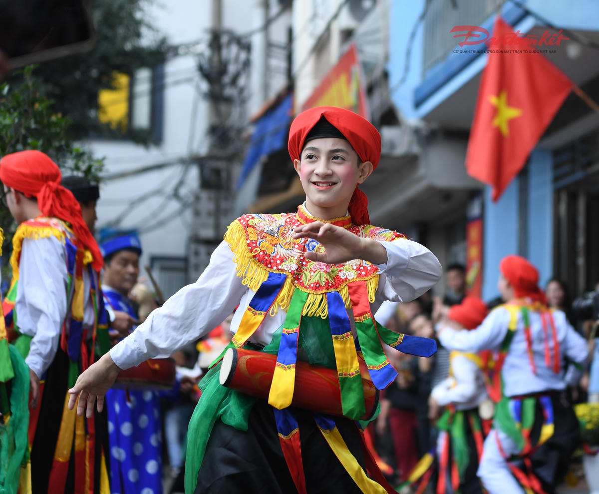 Động tác uyển chuyển, mềm mại nhưng dứt khoát; bước chân nhịp nhàng theo phách, kết hợp lắc hông, nghiêng người, đảo mắt. Tất cả tạo nên tiết tấu vui tươi, rộn ràng. Ảnh: Phạm Sỹ.

