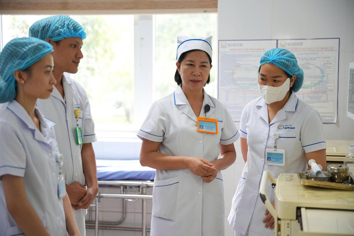 Bà Ngô Thị Mai Hương đang hướng dẫn đội ngũ điều dưỡng trẻ của Bệnh viện Sản Nhi tỉnh Quảng Ninh quy trình chăm sóc bệnh nhân
