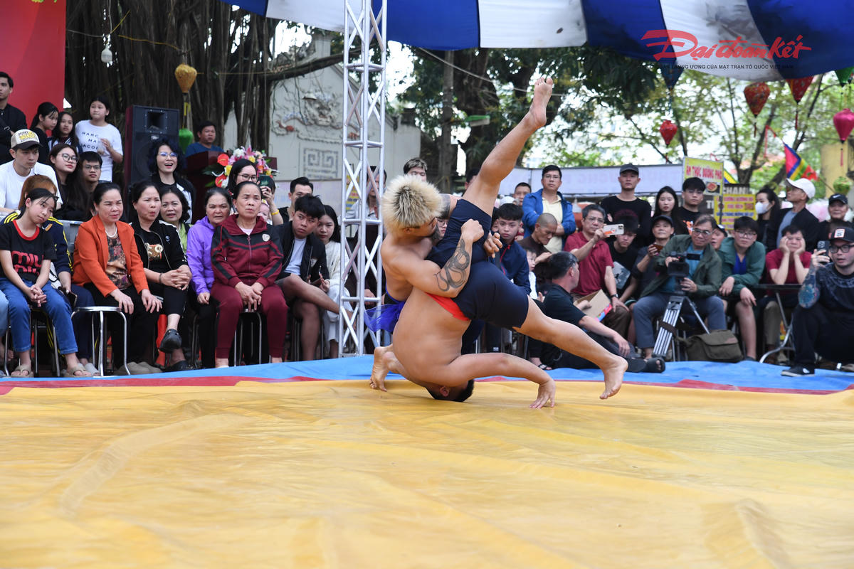 Khoảnh khắc phân định thắng bại thường đến bất ngờ, khi một bên bị quật ngã, lưng chạm thảm trong vòng vây cổ vũ cuồng nhiệt. Ảnh: Phạm Sỹ.