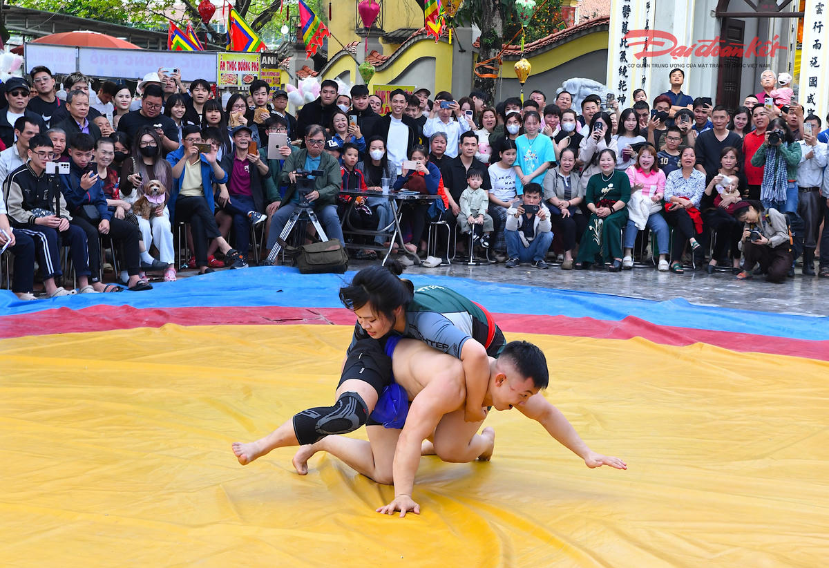 Một keo vật đôi nam nữ của hai đô vật chuyên nghiệp đêm đến sự kịch tính. Ảnh: Phạm Sỹ.