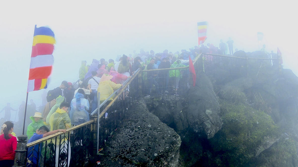 Mặc cho gió lớn và mưa phùn, dòng người vẫn nườm nượp tiến lên đỉnh chùa Đồng Yên Tử.